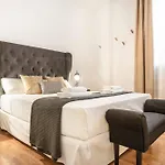 Black & Gold Picasso-inspired Rems Apartment Malaga