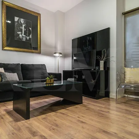 Apartment Black & Gold Picasso-inspired Rems *